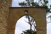 Arco de acceso al antiguo cementerio